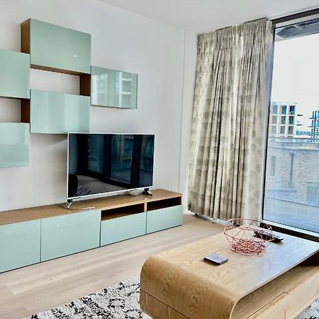 Luxury 2 Bedroom 2 Bathroom Apartment - London City Airport Buitenkant foto