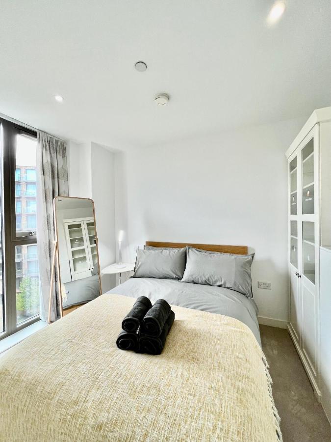 Luxury 2 Bedroom 2 Bathroom Apartment - London City Airport Buitenkant foto