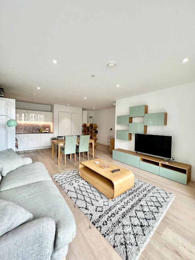 Luxury 2 Bedroom 2 Bathroom Apartment - London City Airport Buitenkant foto