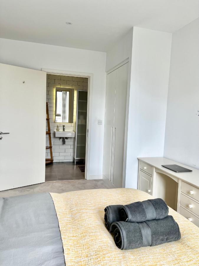 Luxury 2 Bedroom 2 Bathroom Apartment - London City Airport Buitenkant foto