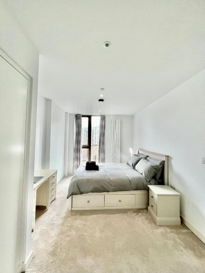 Luxury 2 Bedroom 2 Bathroom Apartment - London City Airport Buitenkant foto