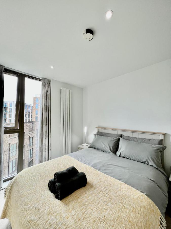 Luxury 2 Bedroom 2 Bathroom Apartment - London City Airport Buitenkant foto
