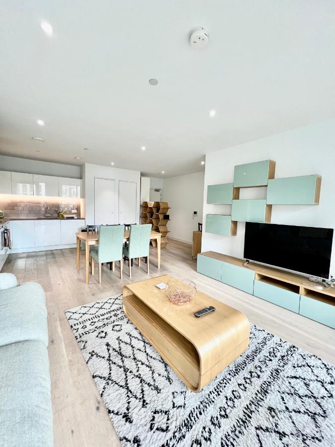 Luxury 2 Bedroom 2 Bathroom Apartment - London City Airport Buitenkant foto