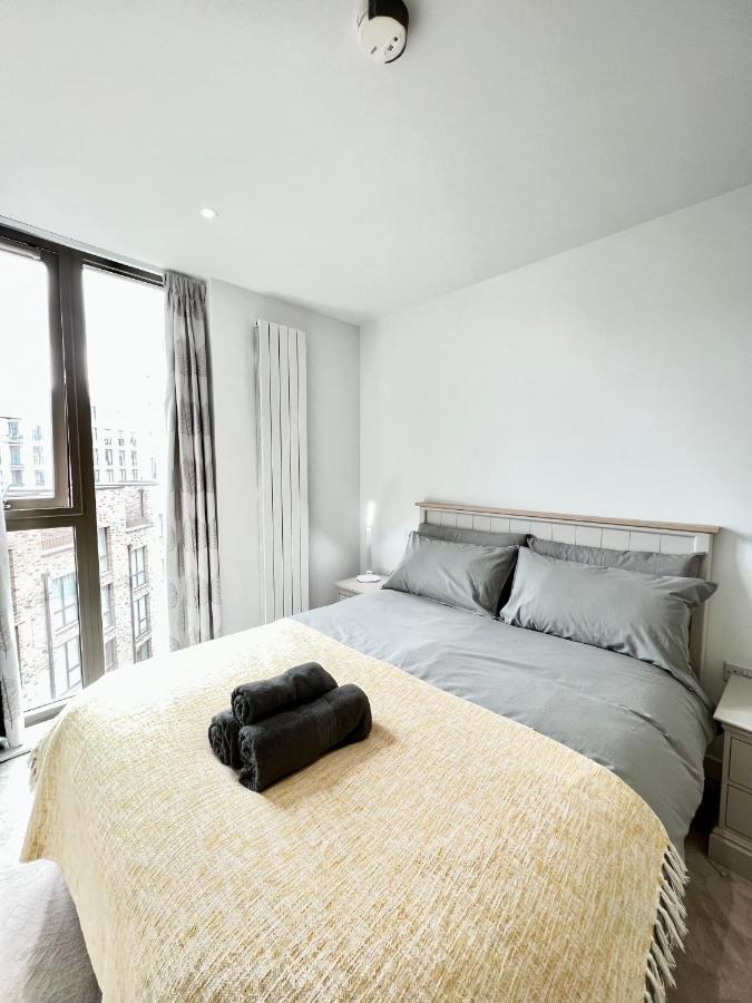 Luxury 2 Bedroom 2 Bathroom Apartment - London City Airport Buitenkant foto