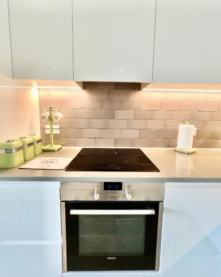Luxury 2 Bedroom 2 Bathroom Apartment - London City Airport Buitenkant foto