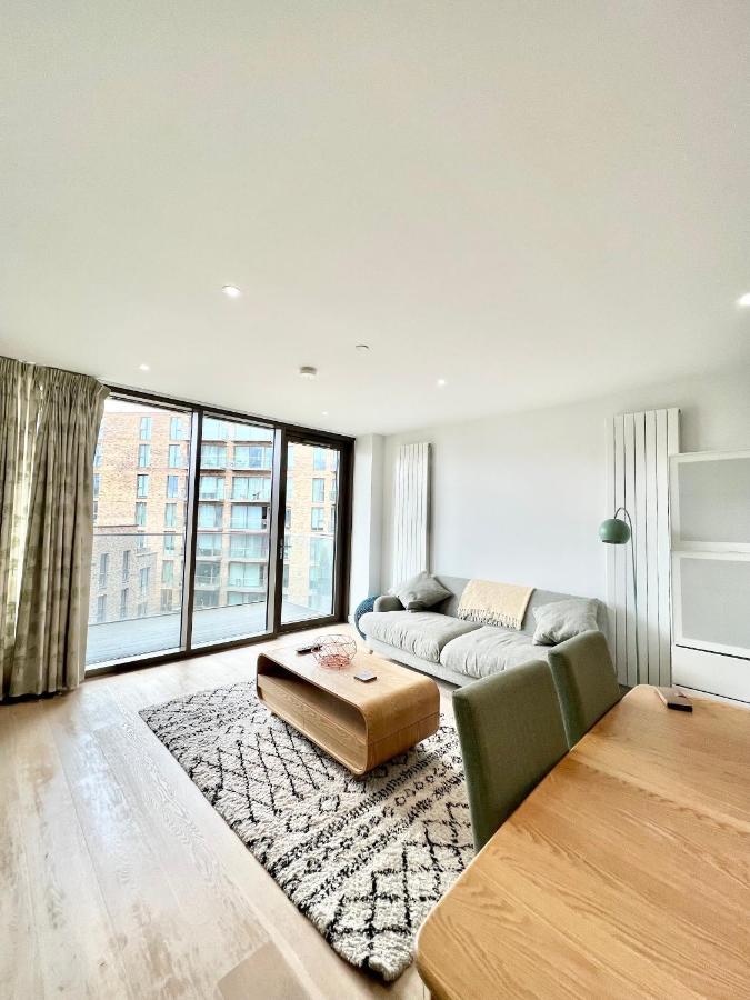Luxury 2 Bedroom 2 Bathroom Apartment - London City Airport Buitenkant foto
