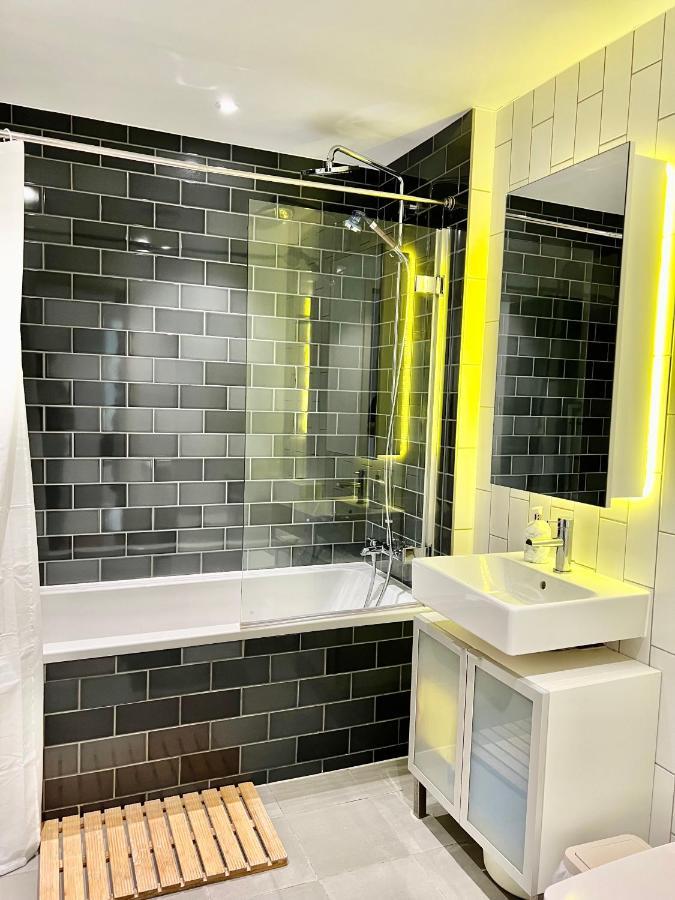 Luxury 2 Bedroom 2 Bathroom Apartment - London City Airport Buitenkant foto