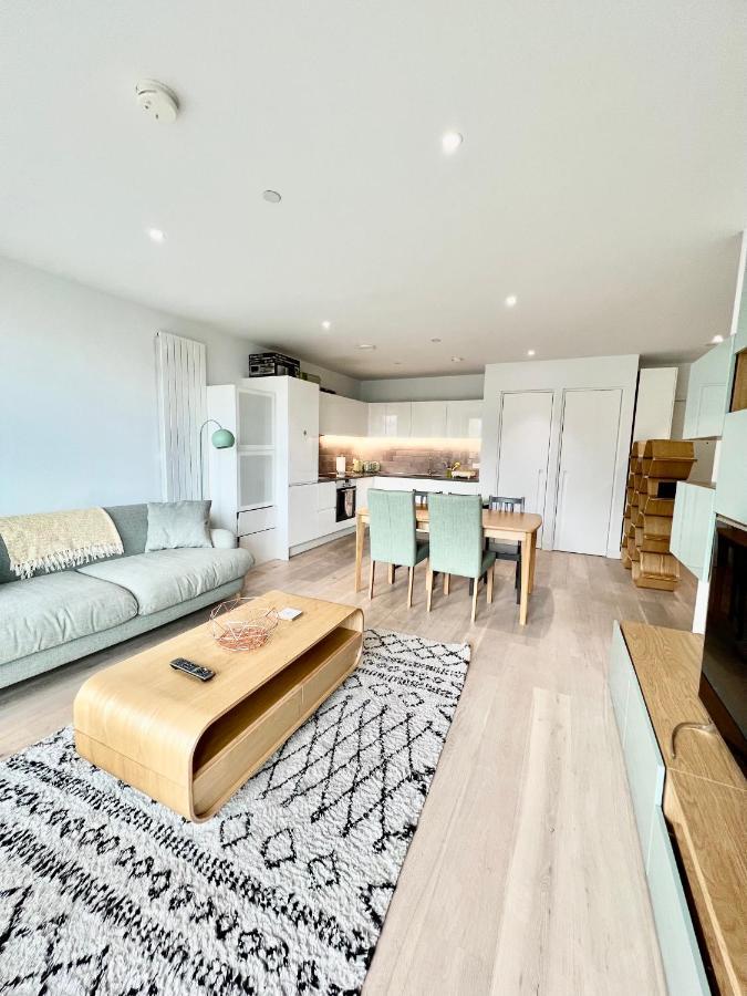 Luxury 2 Bedroom 2 Bathroom Apartment - London City Airport Buitenkant foto
