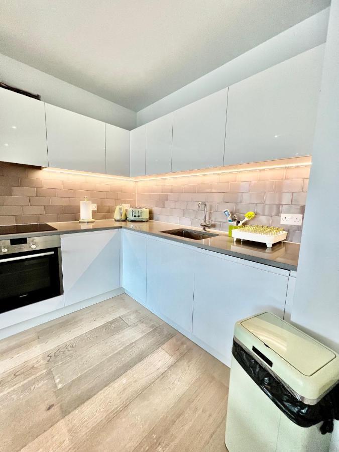 Luxury 2 Bedroom 2 Bathroom Apartment - London City Airport Buitenkant foto